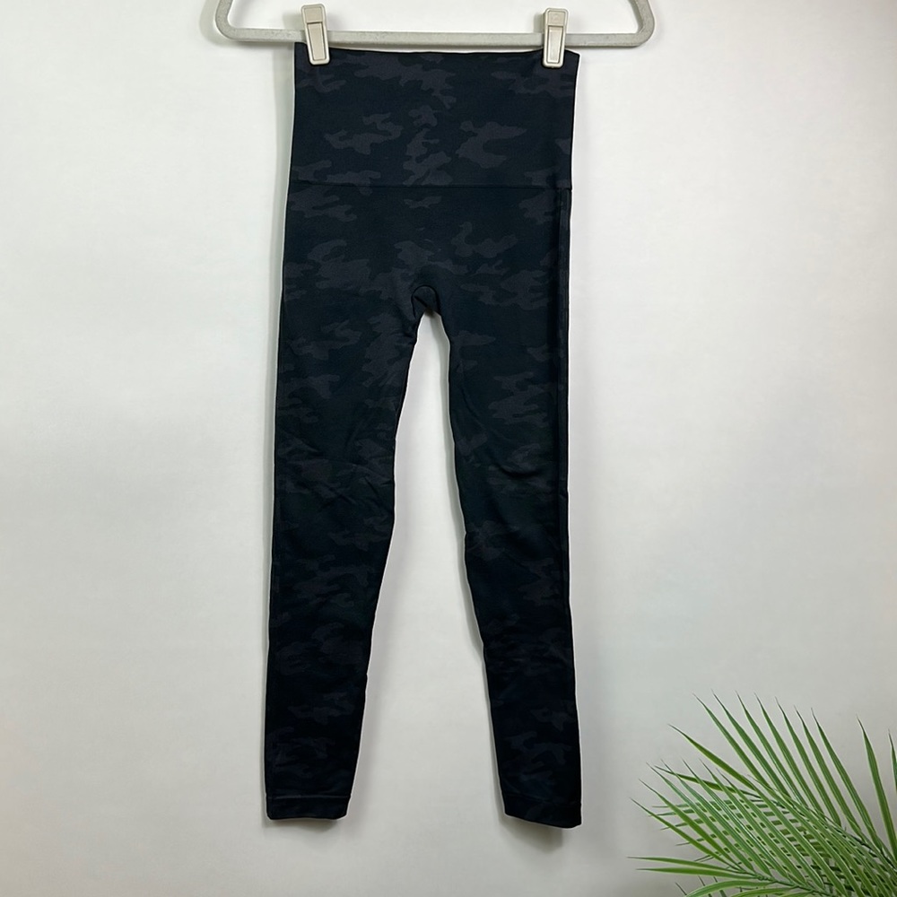 SPANX EcoCare Seemless Camouflage Leggings Size M